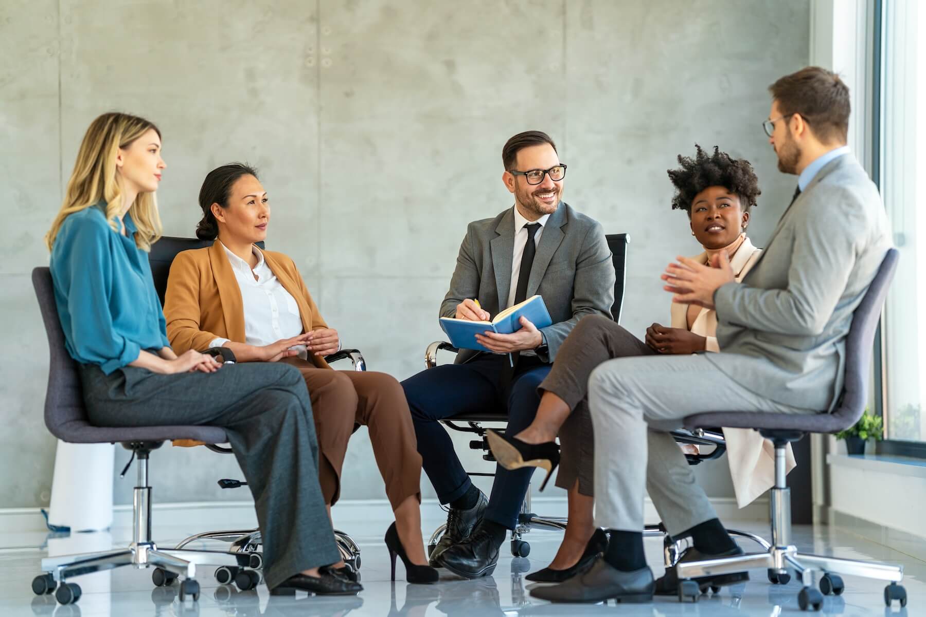 Tim na poslovnom sastanku - leadership coaching