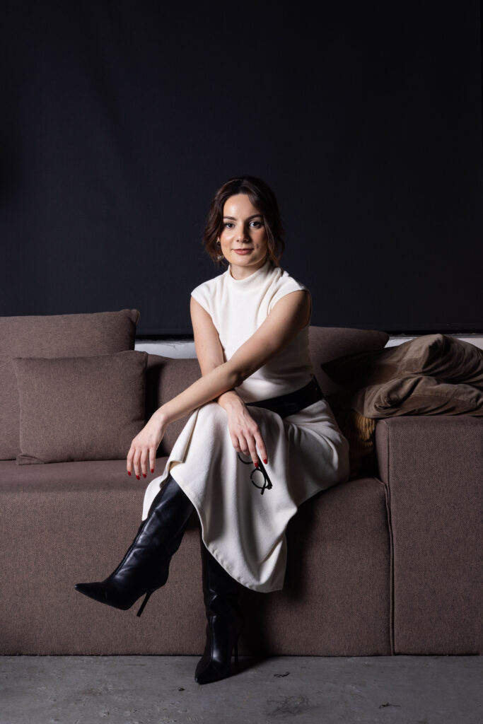 Katarina Dimitrijević, executive i leadership coach, sedi na sofi